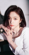 吴宣仪身着连衣白裙巧笑嫣然居家沙发光影写真图片