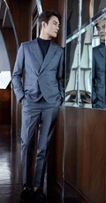 一袭正装的王凯太帅气了，王凯银灰色西服套装着身写真照片