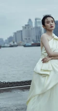 广东籍90后少女演员黄尧单肩纱裙着身户外写真气质图片