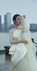 广东籍90后少女演员黄尧单肩纱裙着身户外写真气质图片