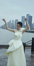 广东籍90后少女演员黄尧单肩纱裙着身户外写真气质图片