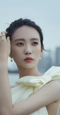 广东籍90后少女演员黄尧单肩纱裙着身户外写真气质图片