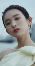 广东籍90后少女演员黄尧单肩纱裙着身户外写真气质图片