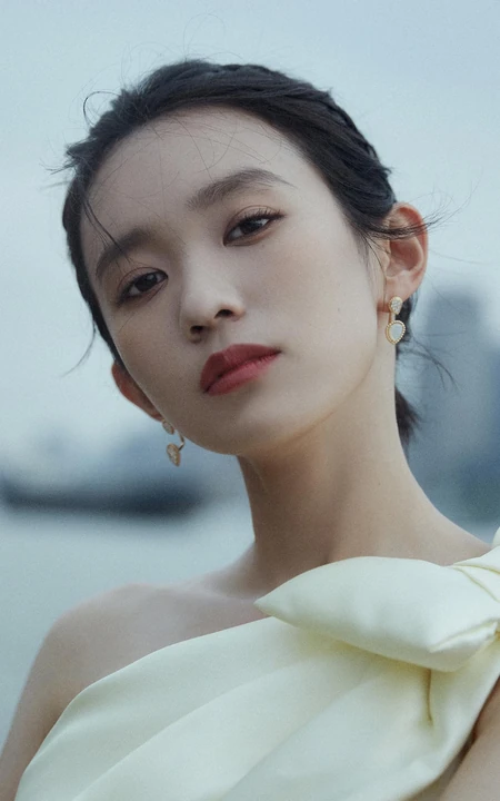 广东籍90后少女演员黄尧单肩纱裙着身户外写真气质图片