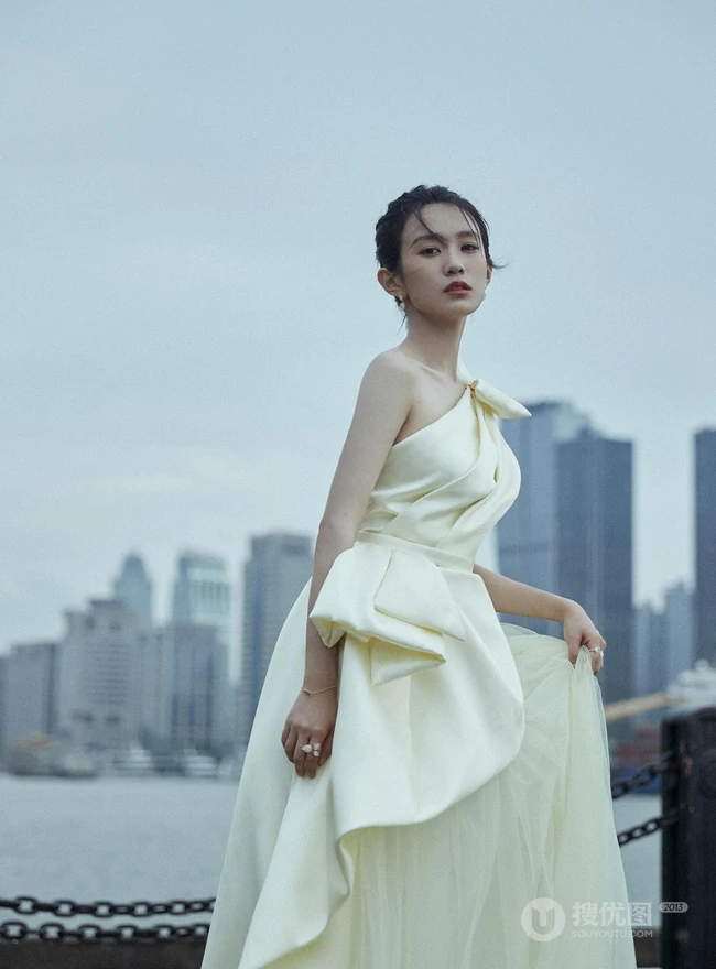 广东籍90后少女演员黄尧单肩纱裙着身户外写真气质图片