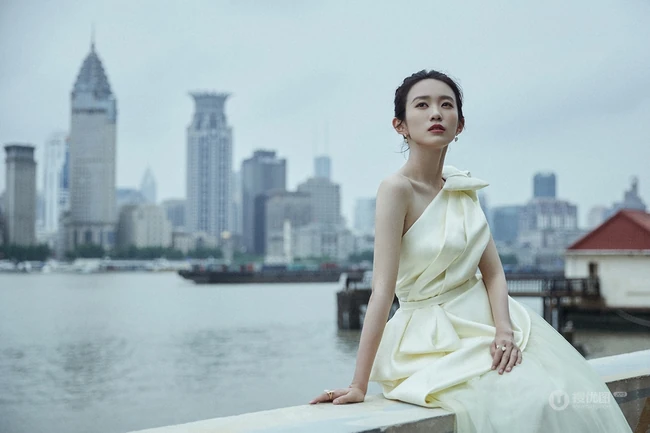 广东籍90后少女演员黄尧单肩纱裙着身户外写真气质图片