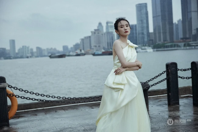 广东籍90后少女演员黄尧单肩纱裙着身户外写真气质图片