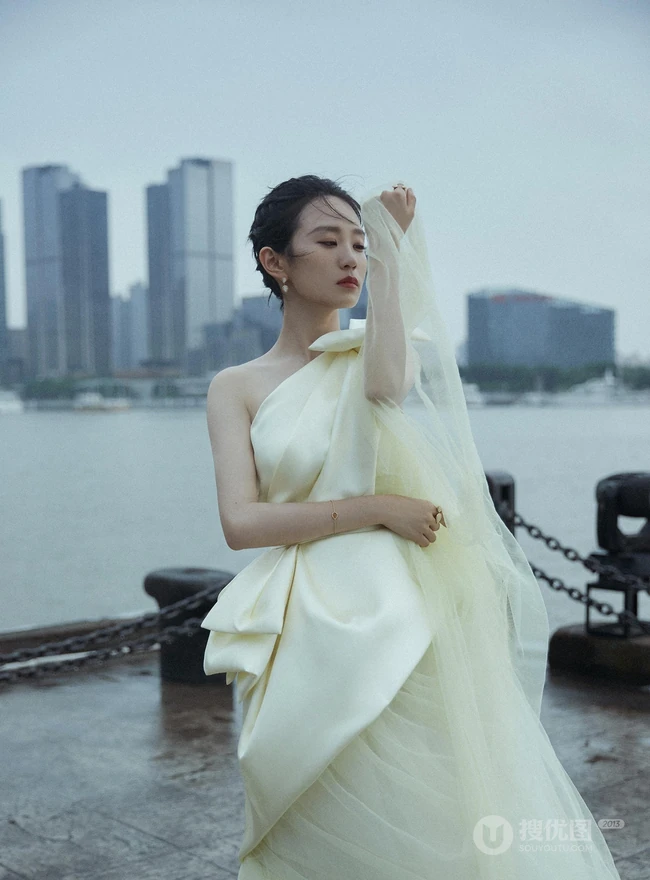 广东籍90后少女演员黄尧单肩纱裙着身户外写真气质图片