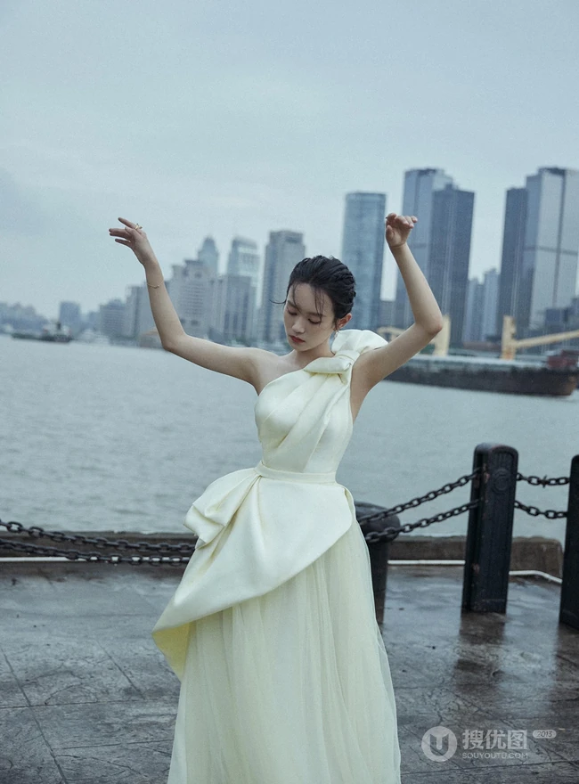 广东籍90后少女演员黄尧单肩纱裙着身户外写真气质图片
