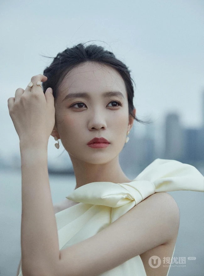 广东籍90后少女演员黄尧单肩纱裙着身户外写真气质图片