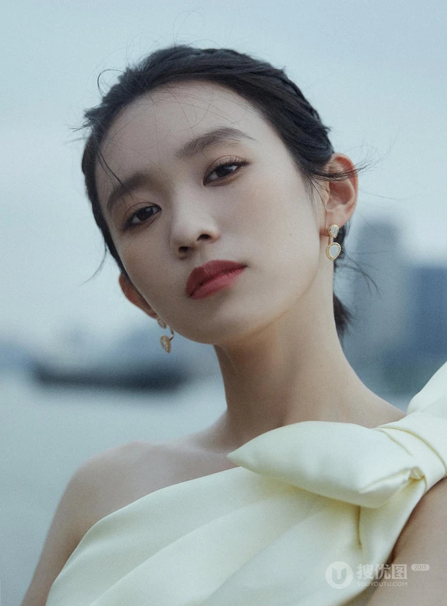 广东籍90后少女演员黄尧单肩纱裙着身户外写真气质图片
