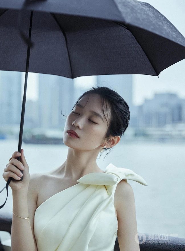 广东籍90后少女演员黄尧单肩纱裙着身户外写真气质图片