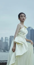 广东籍90后少女演员黄尧单肩纱裙着身户外写真气质图片