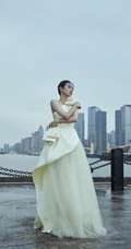 广东籍90后少女演员黄尧单肩纱裙着身户外写真气质图片