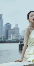 广东籍90后少女演员黄尧单肩纱裙着身户外写真气质图片