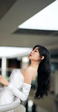 女演员孙千气质礼裙白裙倚靠阳台写真照片