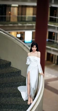 女演员孙千气质礼裙白裙倚靠阳台写真照片