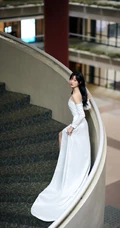 女演员孙千气质礼裙白裙倚靠阳台写真照片