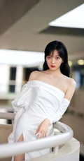女演员孙千气质礼裙白裙倚靠阳台写真照片