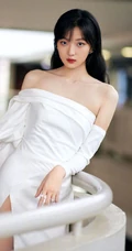 女演员孙千气质礼裙白裙倚靠阳台写真照片