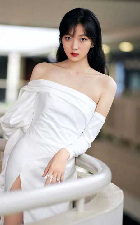 女演员孙千气质礼裙白裙倚靠阳台写真照片