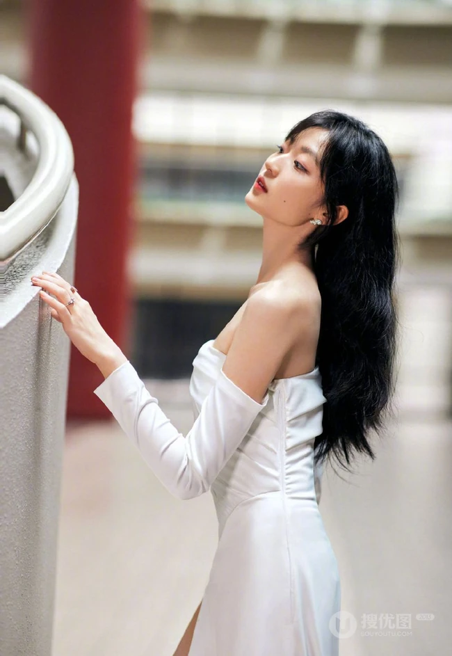 女演员孙千气质礼裙白裙倚靠阳台写真照片