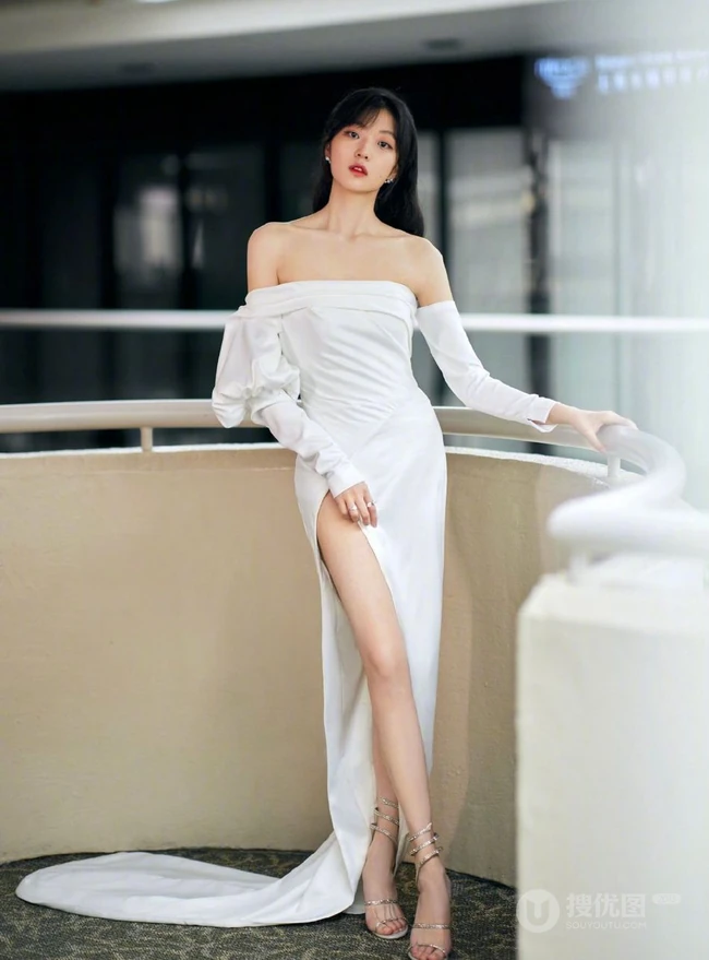 女演员孙千气质礼裙白裙倚靠阳台写真照片