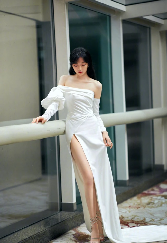 女演员孙千气质礼裙白裙倚靠阳台写真照片