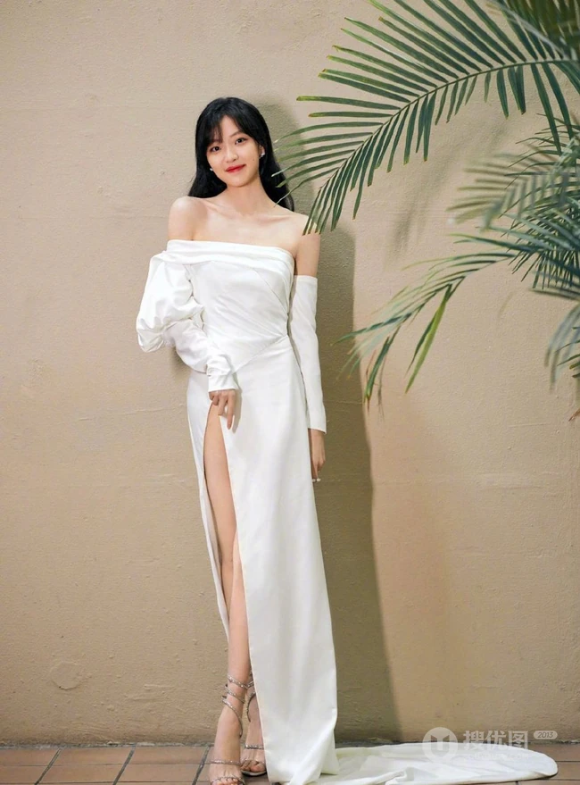 女演员孙千气质礼裙白裙倚靠阳台写真照片