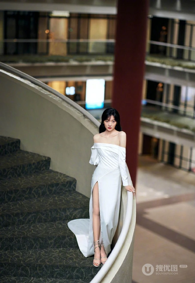 女演员孙千气质礼裙白裙倚靠阳台写真照片