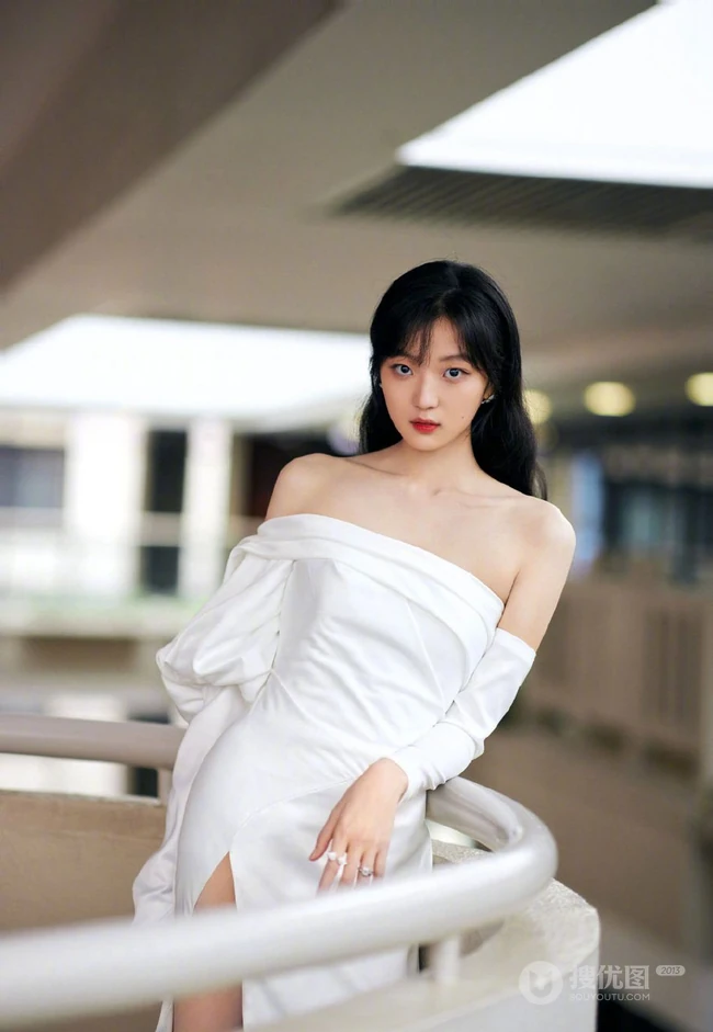 女演员孙千气质礼裙白裙倚靠阳台写真照片