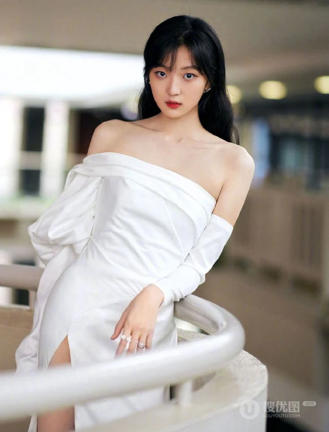 女演员孙千气质礼裙白裙倚靠阳台写真照片