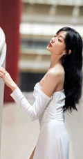 女演员孙千气质礼裙白裙倚靠阳台写真照片