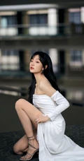 女演员孙千气质礼裙白裙倚靠阳台写真照片