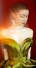 倪妮气质优雅写真，身着如花萼绽放般的绿裙，尽显苗条身材与锁骨