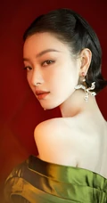 倪妮气质优雅写真，身着如花萼绽放般的绿裙，尽显苗条身材与锁骨
