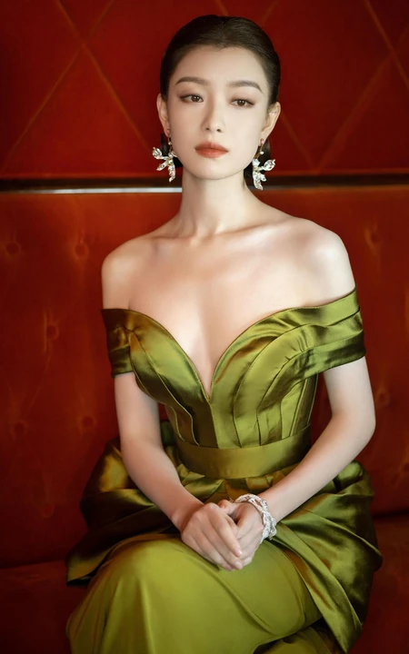 倪妮气质优雅写真，身着如花萼绽放般的绿裙，尽显苗条身材与锁骨
