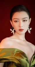 倪妮气质优雅写真，身着如花萼绽放般的绿裙，尽显苗条身材与锁骨