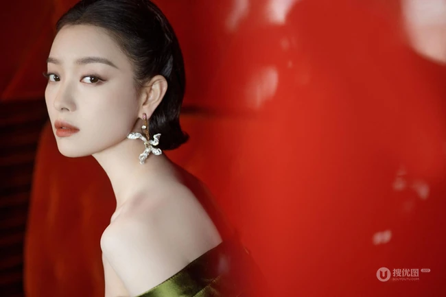 倪妮气质优雅写真，身着如花萼绽放般的绿裙，尽显苗条身材与锁骨
