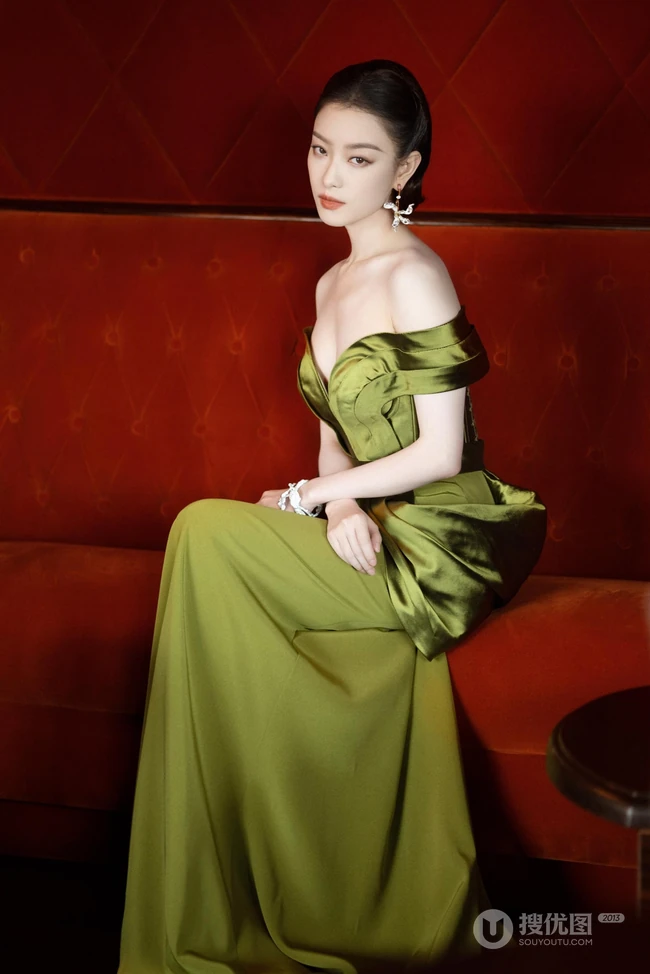 倪妮气质优雅写真，身着如花萼绽放般的绿裙，尽显苗条身材与锁骨
