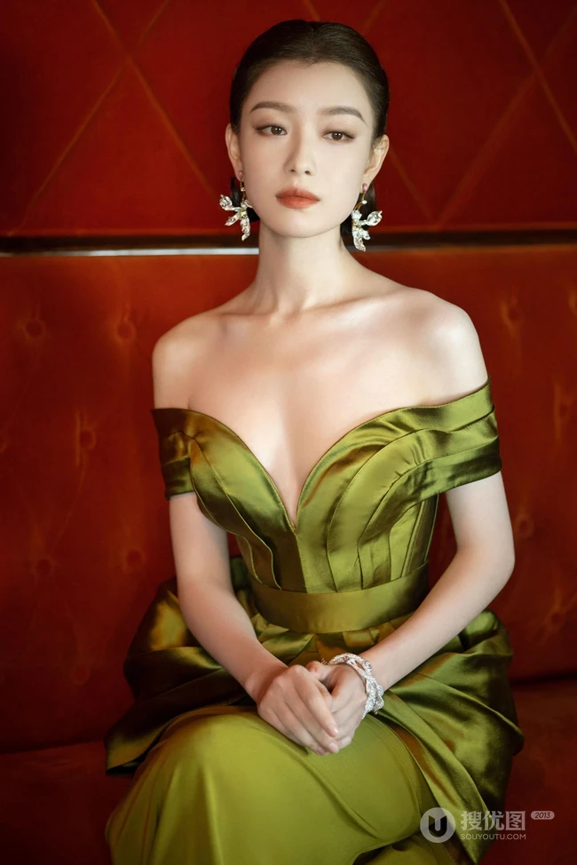 倪妮气质优雅写真，身着如花萼绽放般的绿裙，尽显苗条身材与锁骨