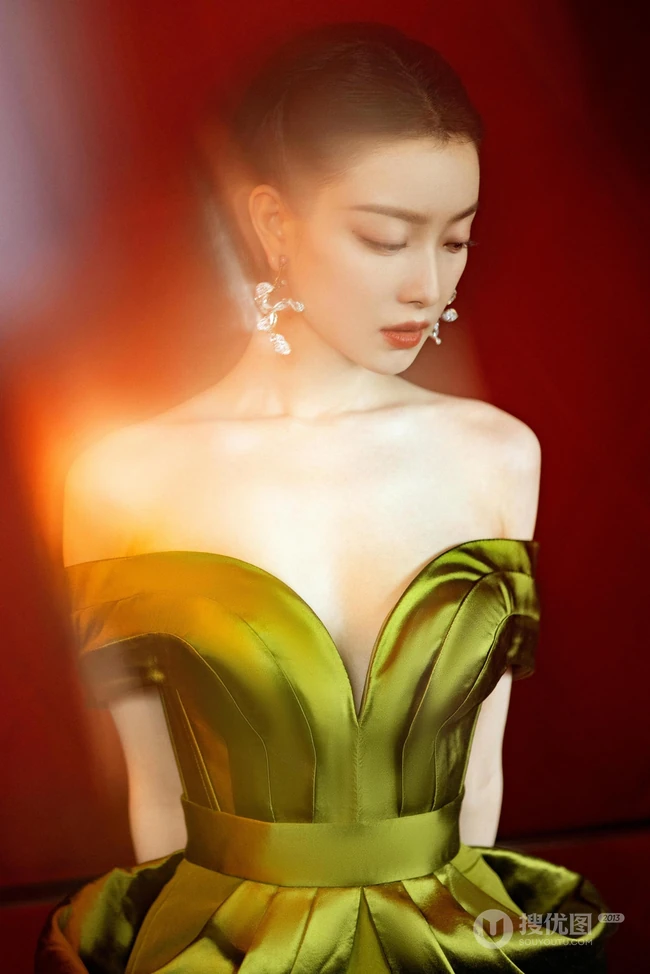 倪妮气质优雅写真，身着如花萼绽放般的绿裙，尽显苗条身材与锁骨