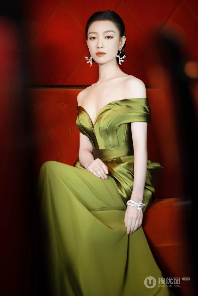 倪妮气质优雅写真，身着如花萼绽放般的绿裙，尽显苗条身材与锁骨