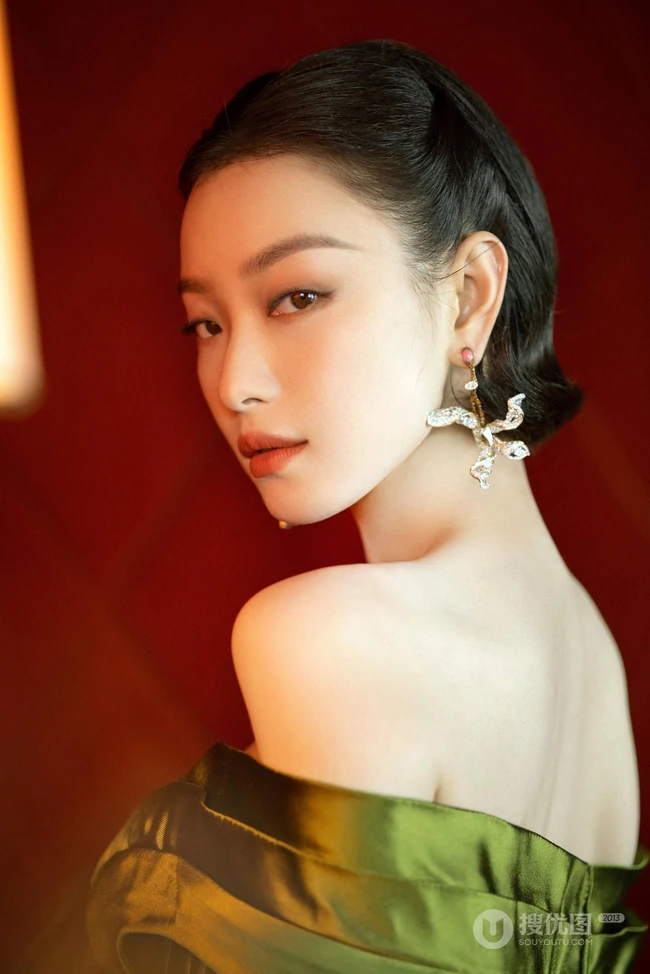 倪妮气质优雅写真，身着如花萼绽放般的绿裙，尽显苗条身材与锁骨