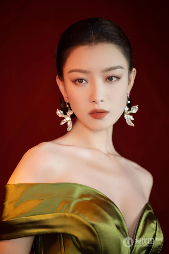 倪妮气质优雅写真，身着如花萼绽放般的绿裙，尽显苗条身材与锁骨