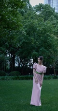 任敏身着粉裙手拿雨伞雨中漫步写真图片