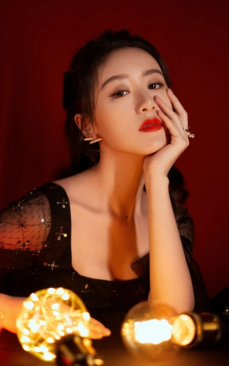 袁冰妍性感黑裙着身，单手托腮午夜灯光前唯美手机壁纸图片