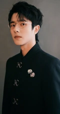 刘昊然黑衣套装搭配金边眼镜斯文帅气写真照片