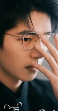 刘昊然黑衣套装搭配金边眼镜斯文帅气写真照片
