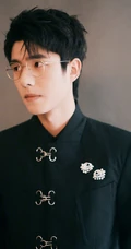刘昊然黑衣套装搭配金边眼镜斯文帅气写真照片